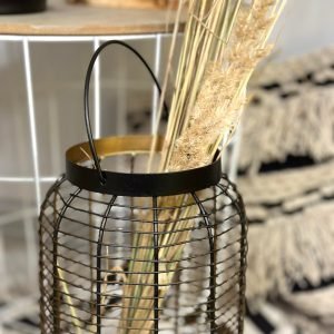 Laterna ar zeltainu iekšpusi