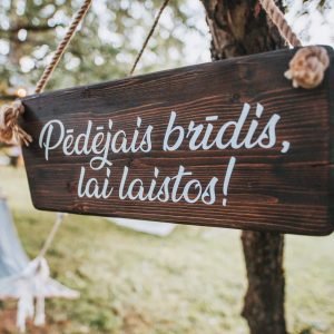 Uzraksta plāksne - Pēdējais brīdis, lai laistos!