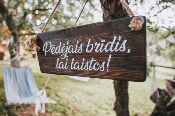 Uzraksta plāksne - Pēdējais brīdis, lai laistos!