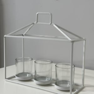 Balts svečturis mājas formā