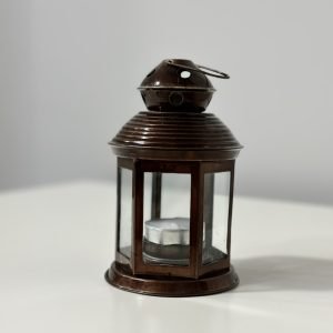 Brūna metāla laterna