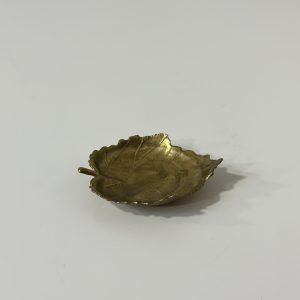 Mazs svečturis lapas formā