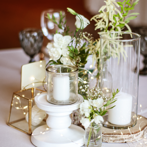 Balts metāla svečturis cilindra svecēm