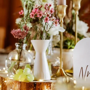 Mazas keramikas vāzītes baltā krāsā ziediem