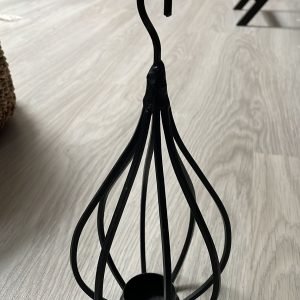 Melns pakarināms svečturis