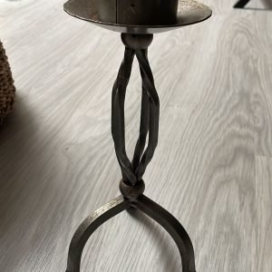 Melns metāla svečturis