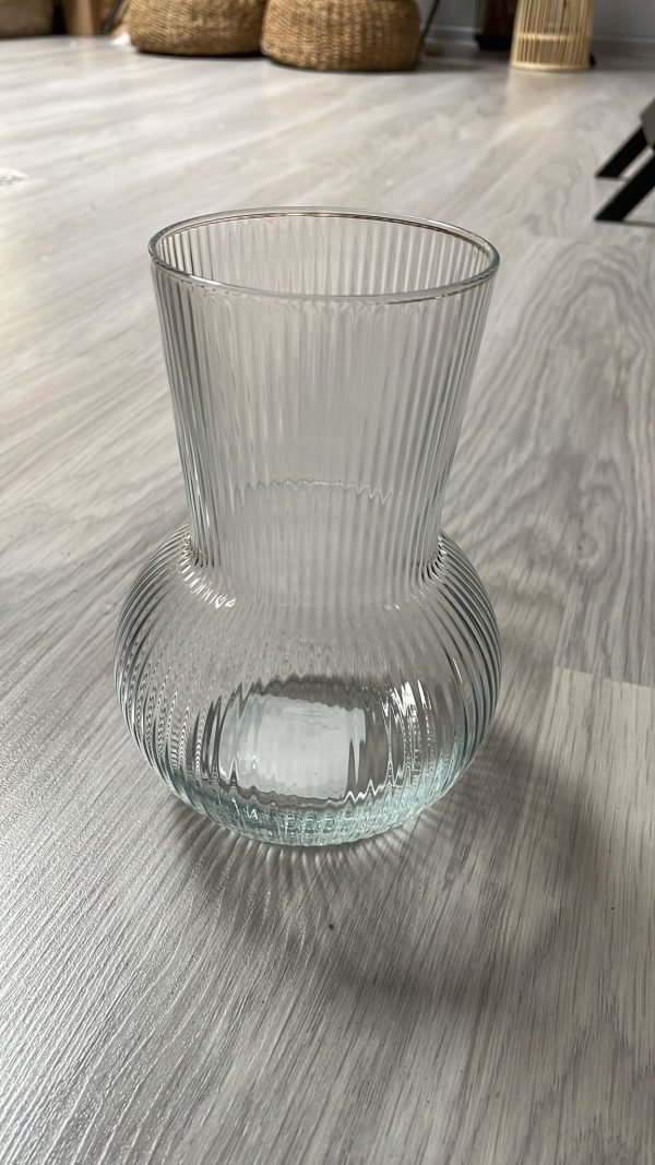 Caurspīdīga vāze