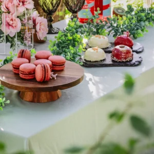 Koka uzkodu statīvs uz kājiņas