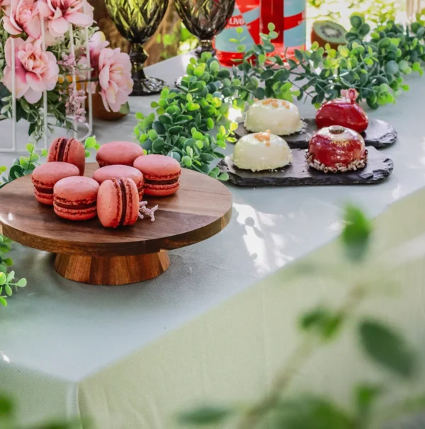 Koka uzkodu statīvs uz kājiņas