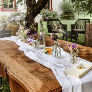 Caurspīdīga stikla vāzītes dažādos izmēros un formās