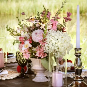 Romantiska stila keramikas vāze maigi roza krāsā ziediem