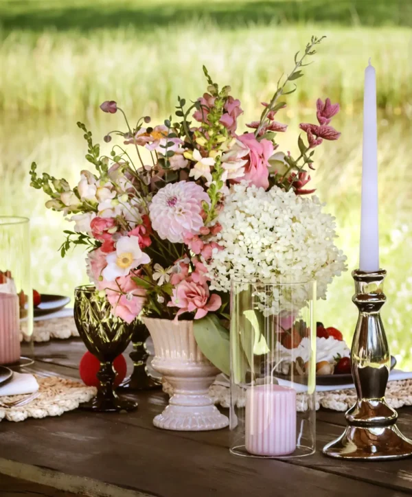 Romantiska stila keramikas vāze maigi roza krāsā ziediem