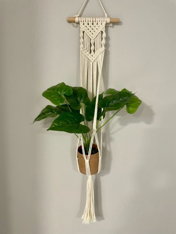 Macrame tehnikā pīts piekarināms puķu turētājs